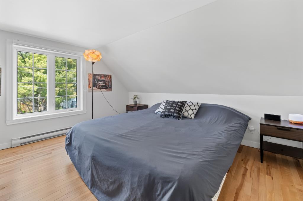 Un bijou à 379 900 $! Maison splendidement rénovée avec unité locative et cour sans voisin arrière