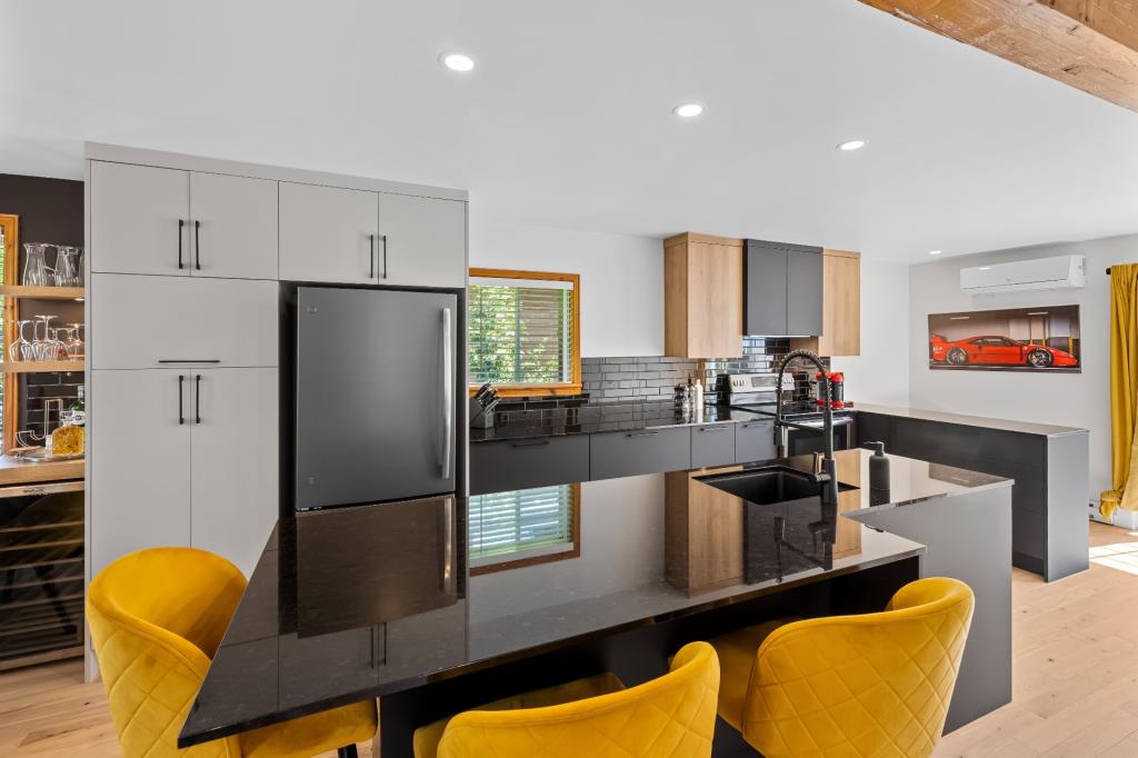 Un bijou à 379 900 $! Maison splendidement rénovée avec unité locative et cour sans voisin arrière