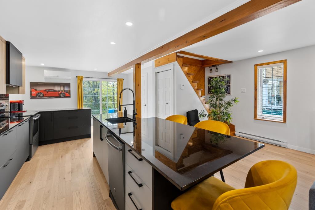 Un bijou à 379 900 $! Maison splendidement rénovée avec unité locative et cour sans voisin arrière