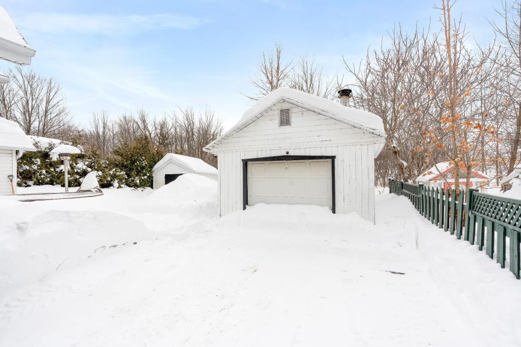 Un bijou à 379 900 $! Maison splendidement rénovée avec unité locative et cour sans voisin arrière