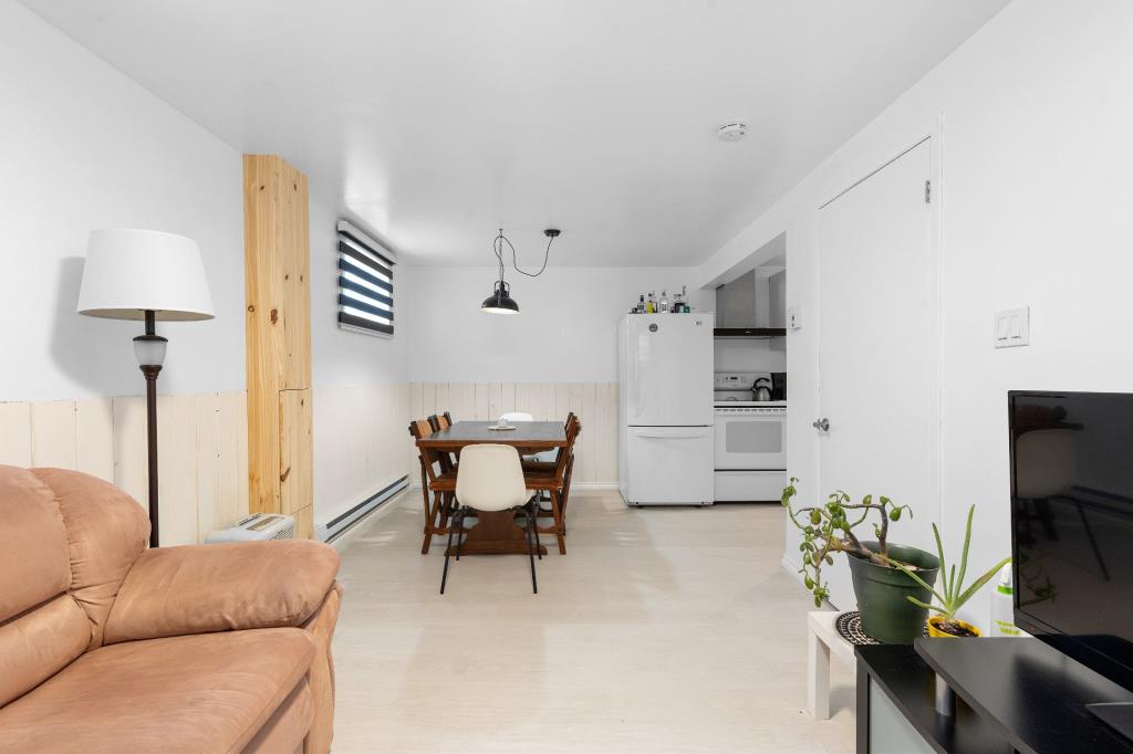 Un bijou à 379 900 $! Maison splendidement rénovée avec unité locative et cour sans voisin arrière