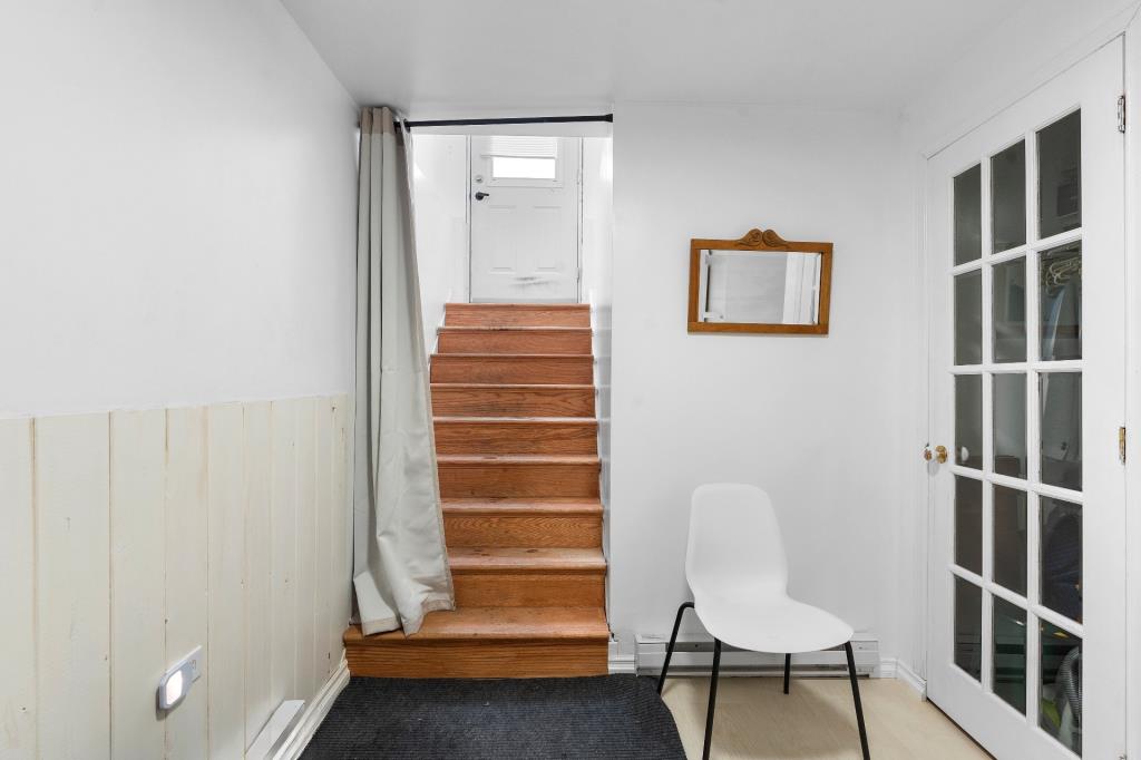 Un bijou à 379 900 $! Maison splendidement rénovée avec unité locative et cour sans voisin arrière