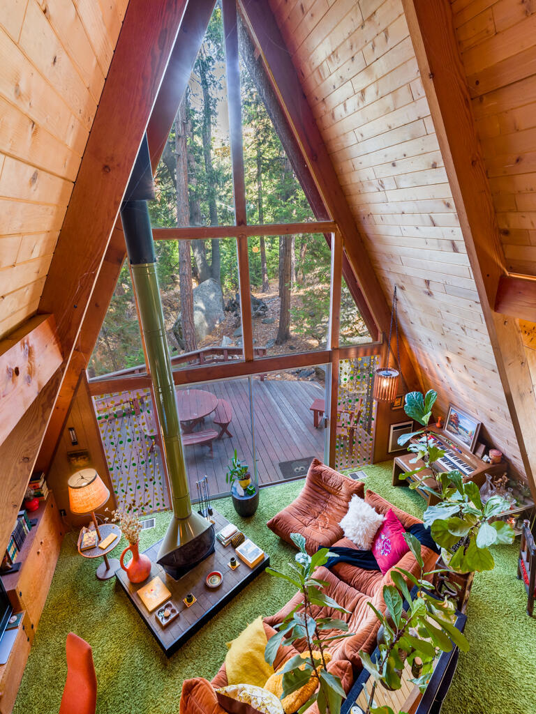 Retour aux années 70 dans ce chalet au cachet unique