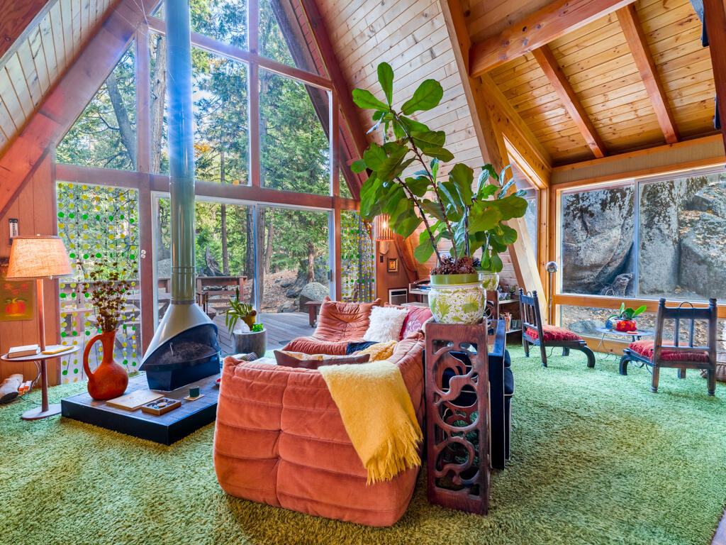 Retour aux années 70 dans ce chalet au cachet unique