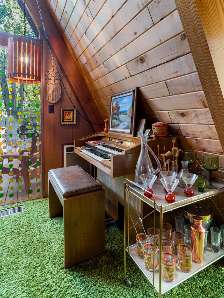 Retour aux années 70 dans ce chalet au cachet unique