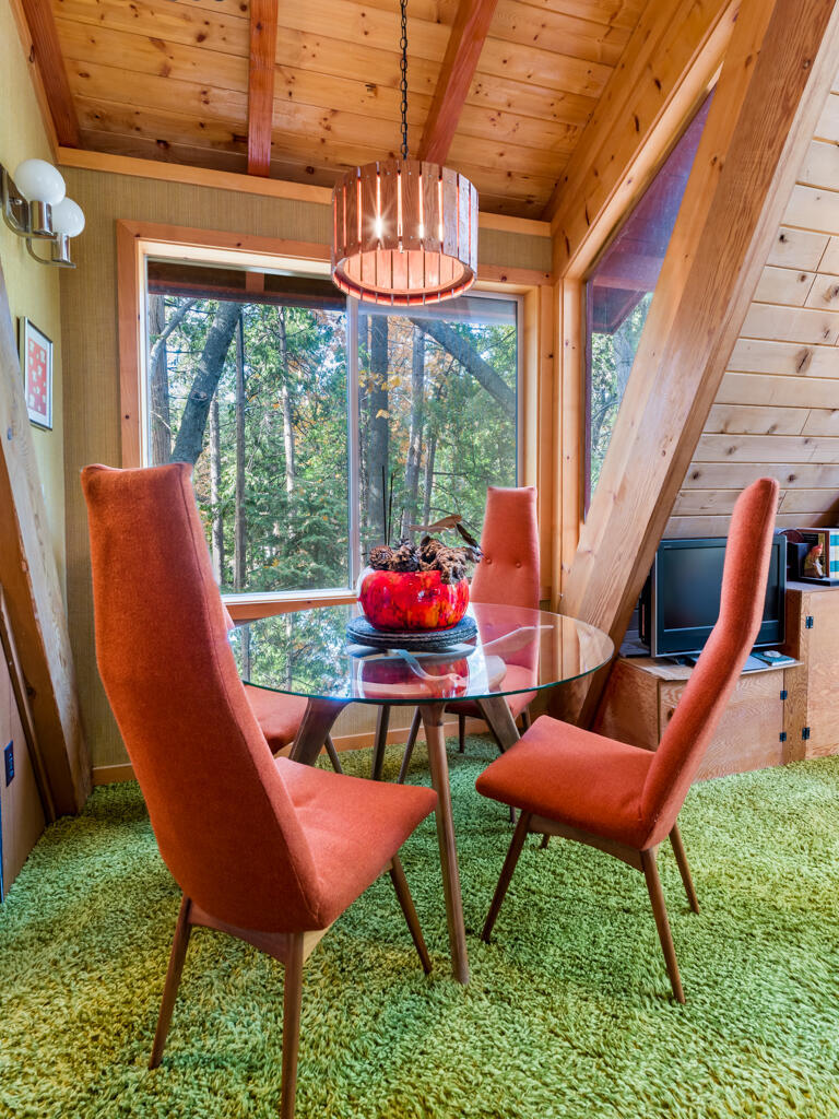 Retour aux années 70 dans ce chalet au cachet unique