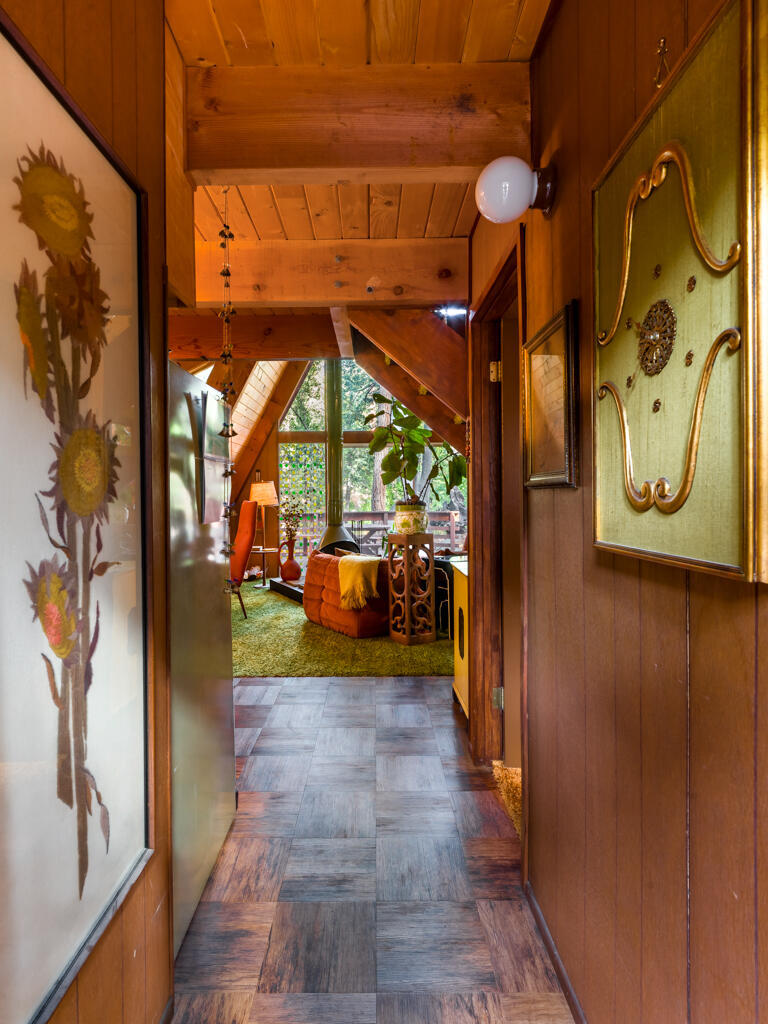 Retour aux années 70 dans ce chalet au cachet unique