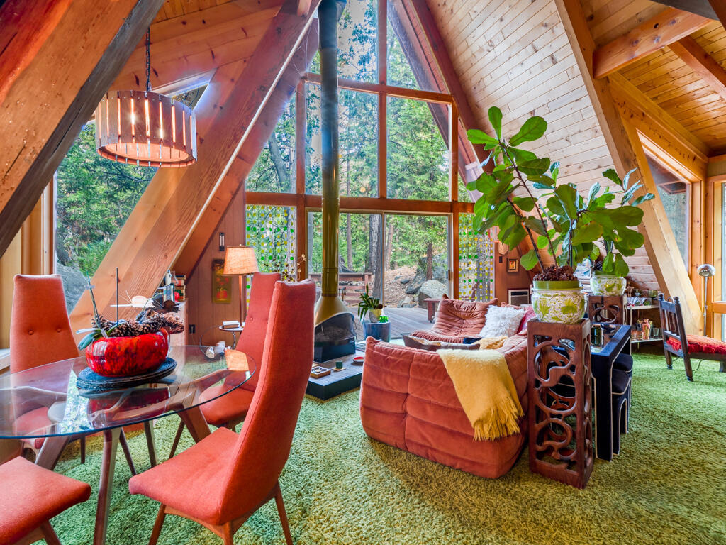 Retour aux années 70 dans ce chalet au cachet unique