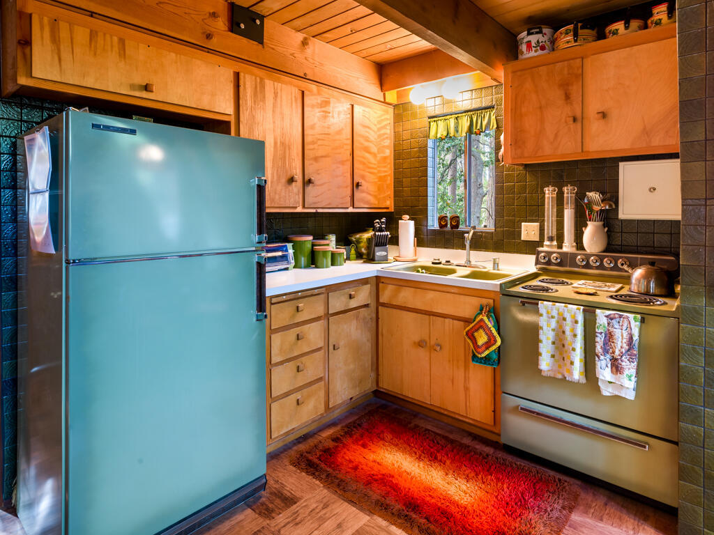 Retour aux années 70 dans ce chalet au cachet unique