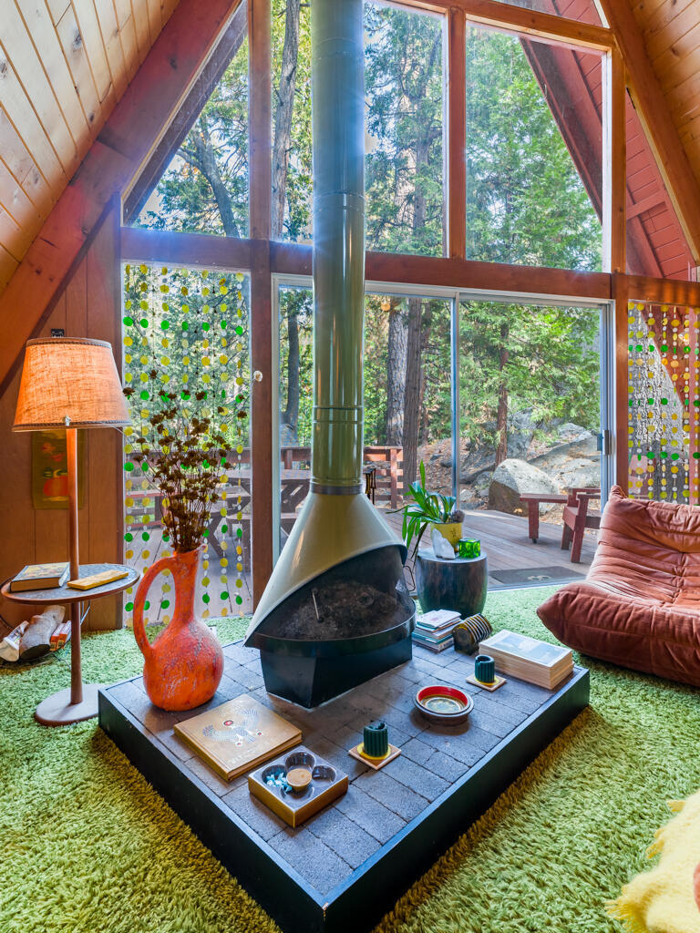 Retour aux années 70 dans ce chalet au cachet unique