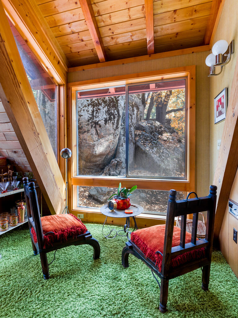 Retour aux années 70 dans ce chalet au cachet unique