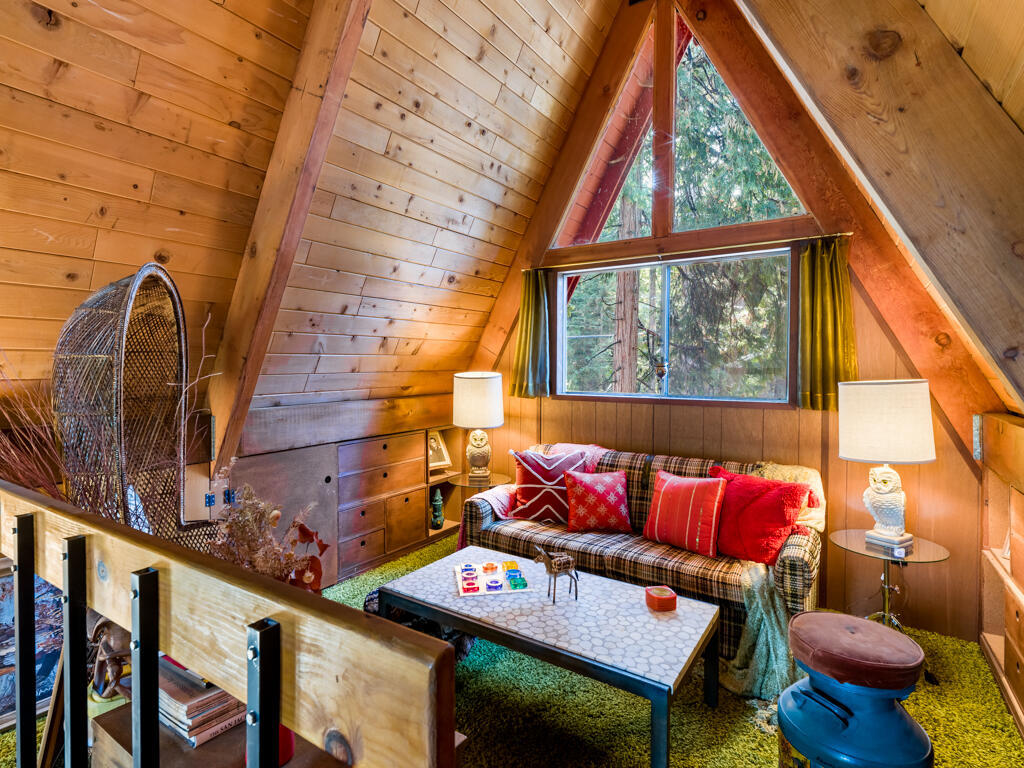 Retour aux années 70 dans ce chalet au cachet unique