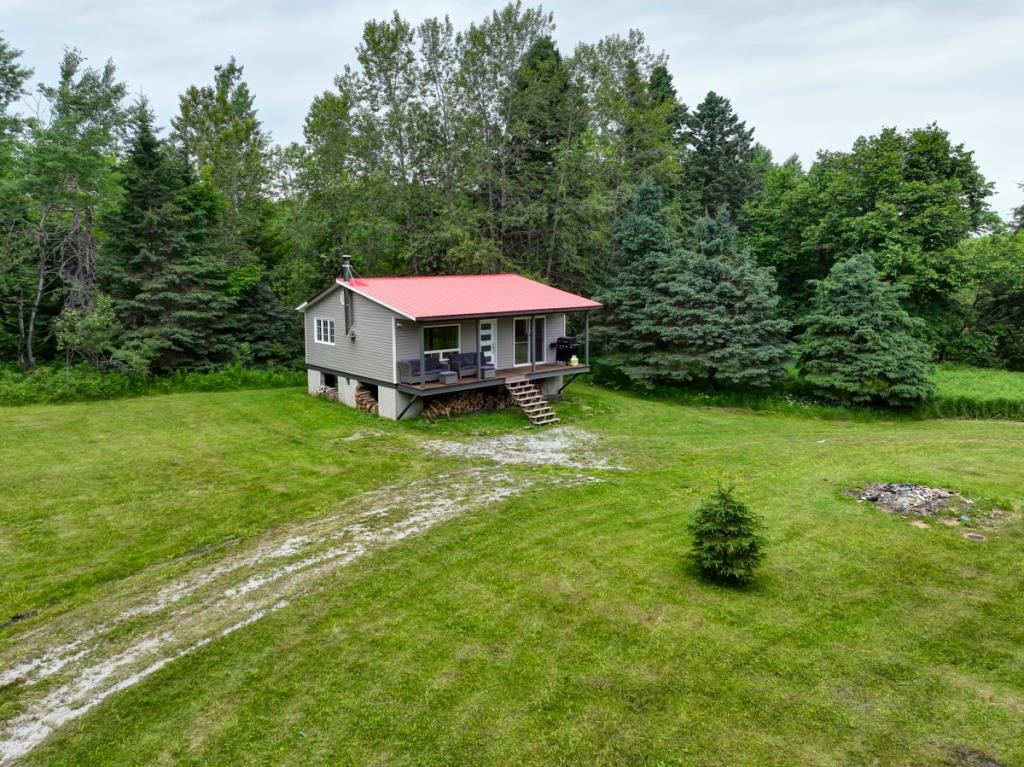 Joli chalet à 124 000 $ niché dans l'immensité de la forêt