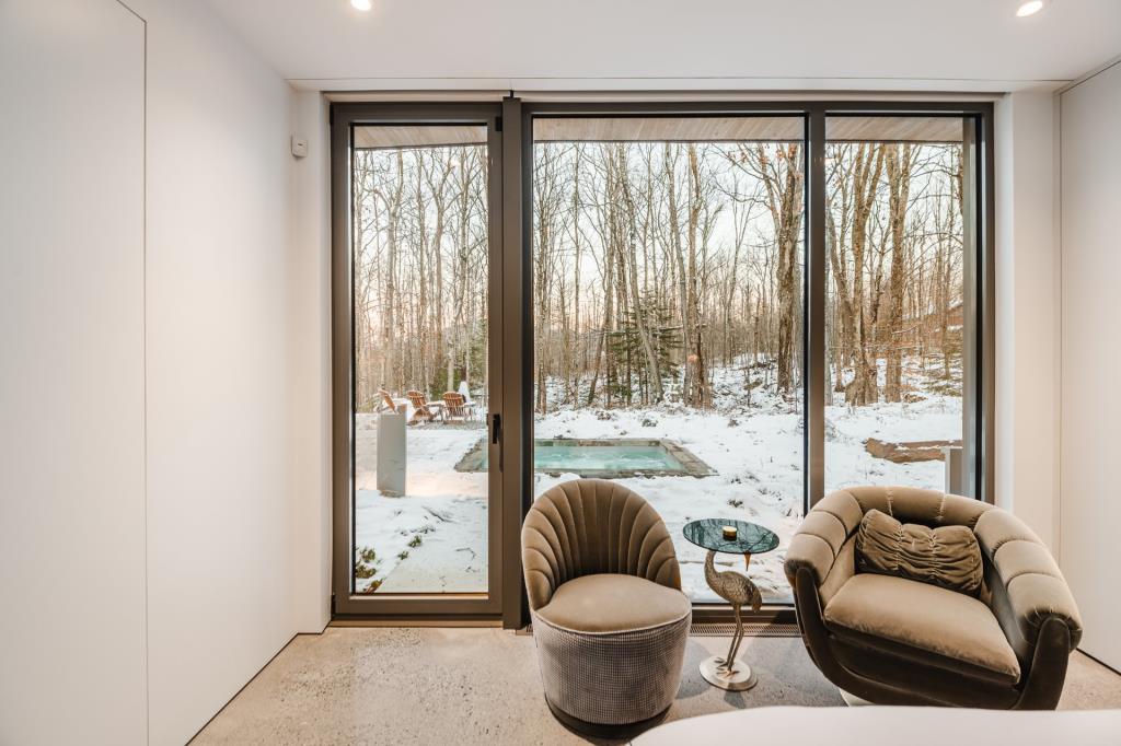 Bijou de design unique dans un environnement paradisiaque à 2 pas d'un lac