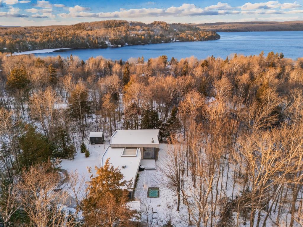 Bijou de design unique dans un environnement paradisiaque à 2 pas d'un lac