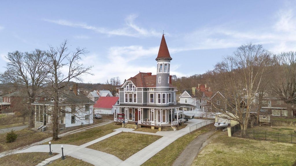Cette maison fascinante avec une tour penchée fait son grand retour sur le marché