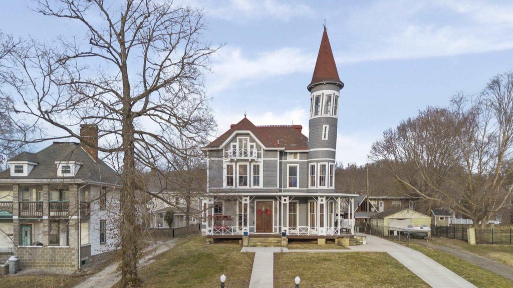 Cette maison fascinante avec une tour penchée fait son grand retour sur le marché
