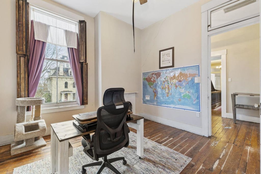 Cette maison fascinante avec une tour penchée fait son grand retour sur le marché