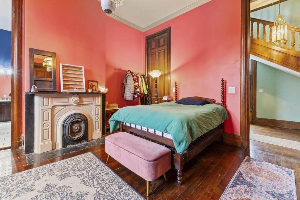Cette maison fascinante avec une tour penchée fait son grand retour sur le marché