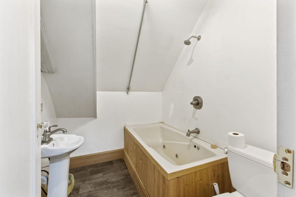 Cette maison fascinante avec une tour penchée fait son grand retour sur le marché
