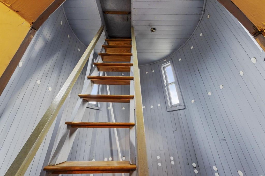 Cette maison fascinante avec une tour penchée fait son grand retour sur le marché