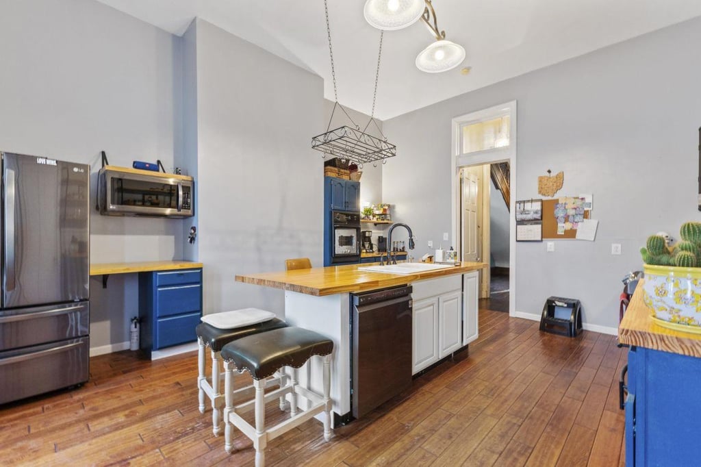 Cette maison fascinante avec une tour penchée fait son grand retour sur le marché