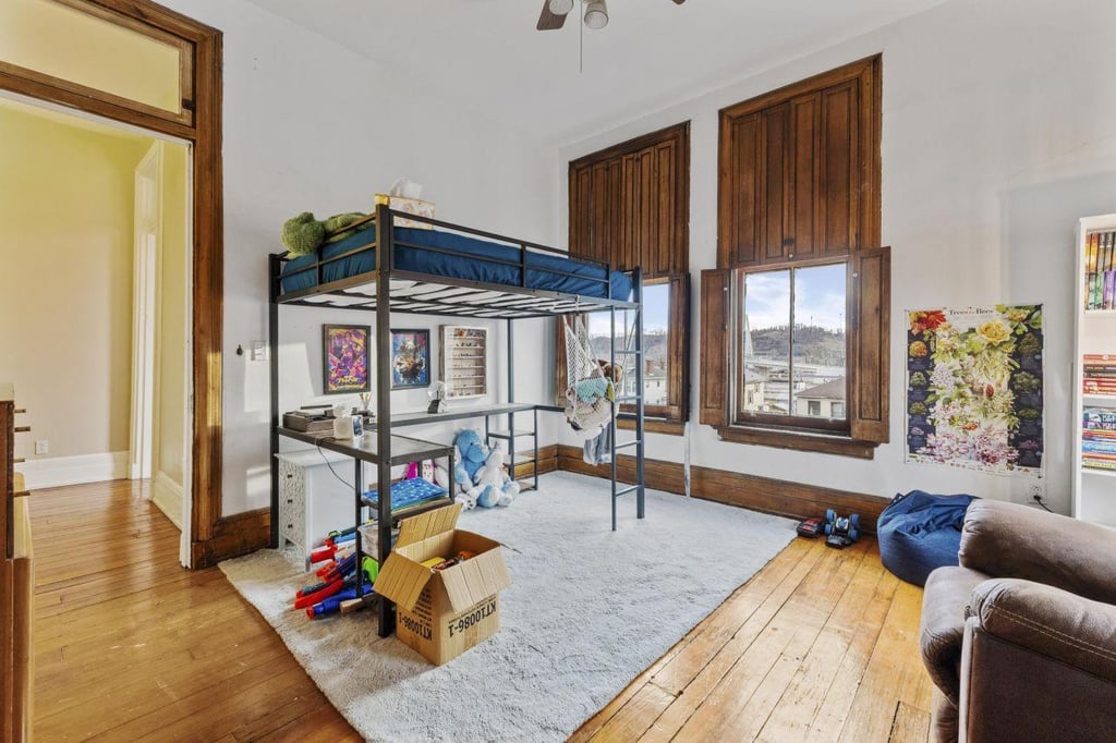 Cette maison fascinante avec une tour penchée fait son grand retour sur le marché