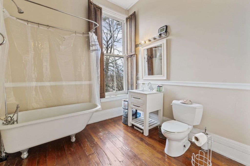 Cette maison fascinante avec une tour penchée fait son grand retour sur le marché