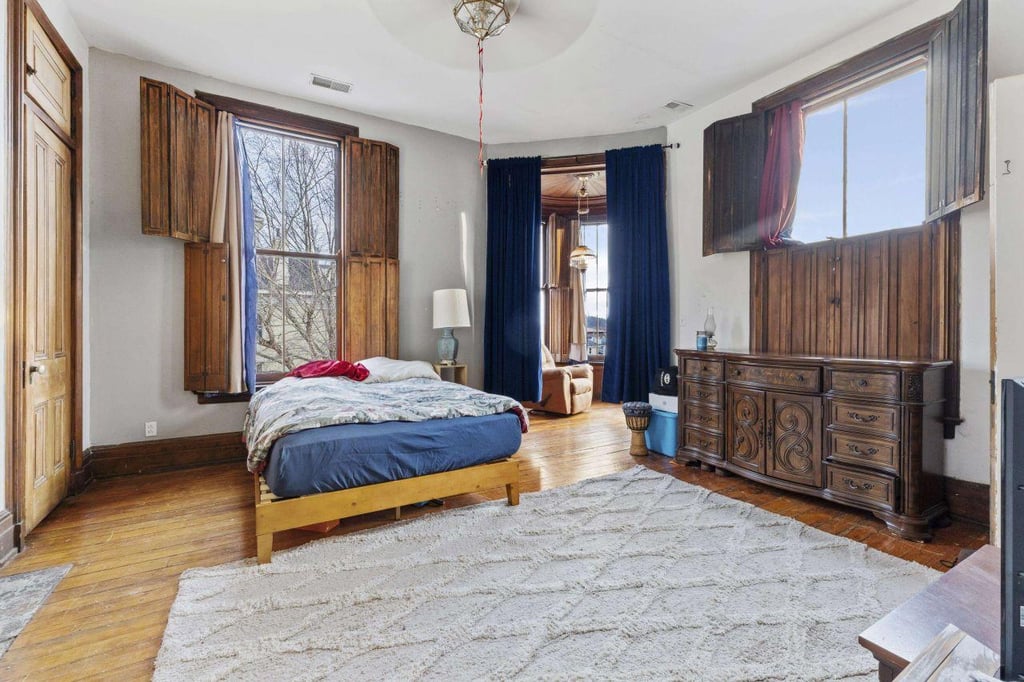 Cette maison fascinante avec une tour penchée fait son grand retour sur le marché