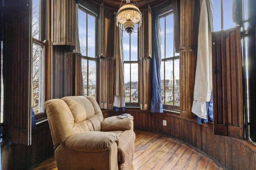 Cette maison fascinante avec une tour penchée fait son grand retour sur le marché