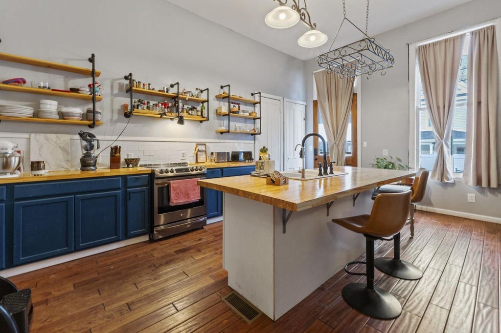 Cette maison fascinante avec une tour penchée fait son grand retour sur le marché