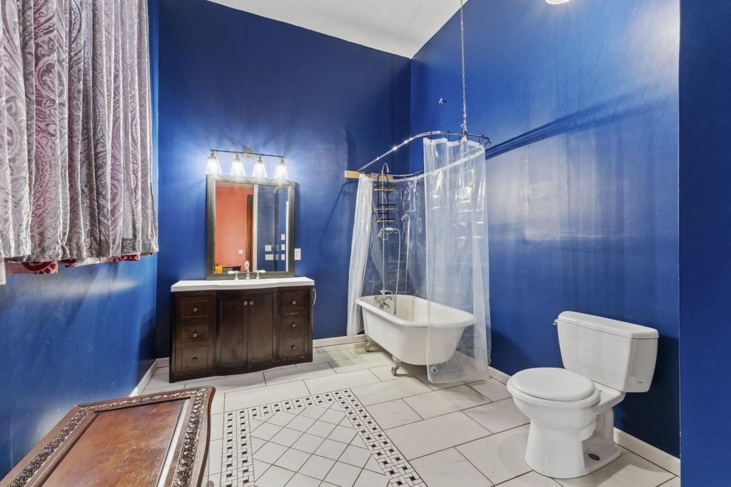 Cette maison fascinante avec une tour penchée fait son grand retour sur le marché