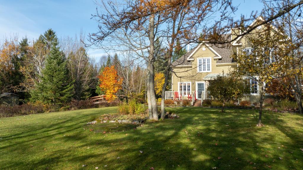 Une vie rêvée au bord de l'eau vous attend dans cet accueillant cottage riverain