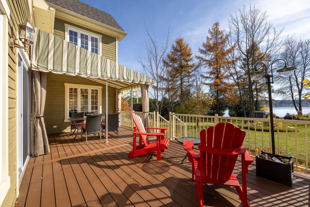 Une vie rêvée au bord de l'eau vous attend dans cet accueillant cottage riverain