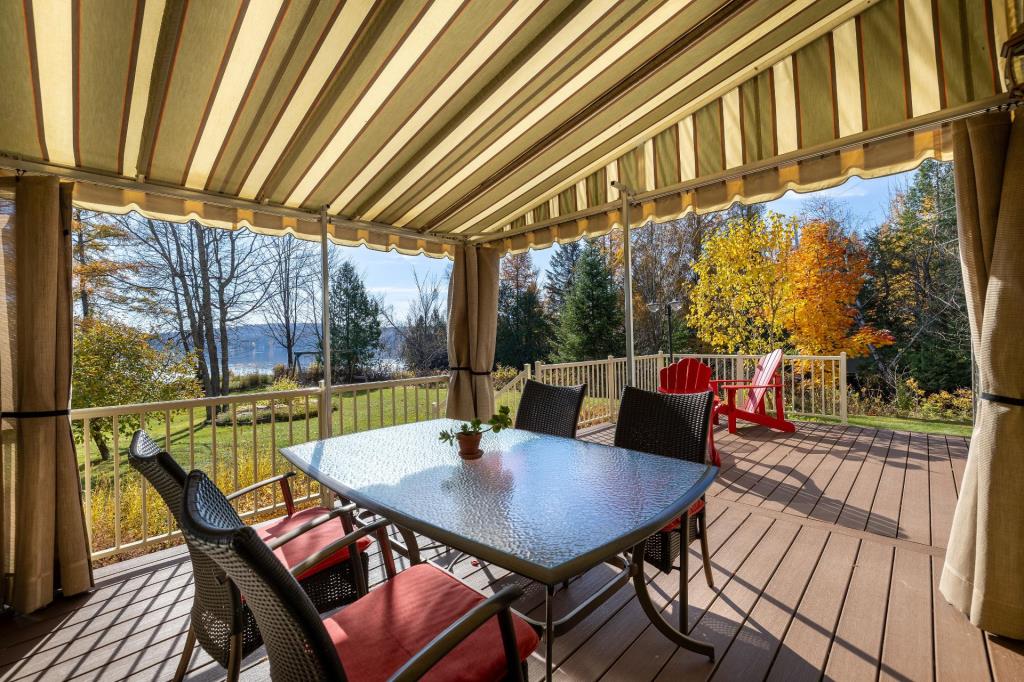 Une vie rêvée au bord de l'eau vous attend dans cet accueillant cottage riverain