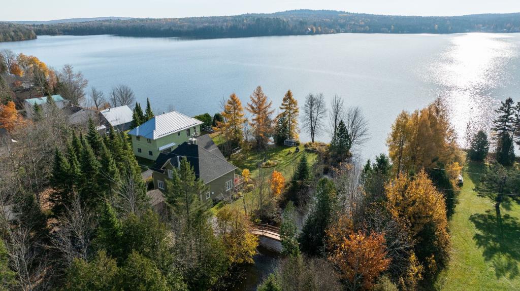 Une vie rêvée au bord de l'eau vous attend dans cet accueillant cottage riverain