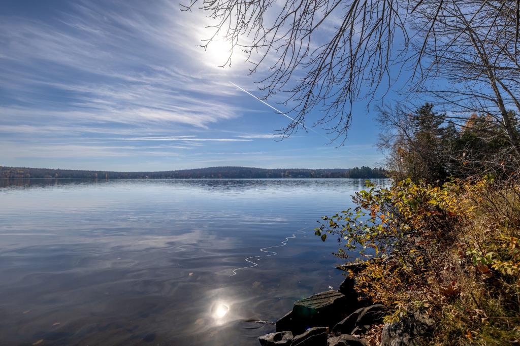 Une vie rêvée au bord de l'eau vous attend dans cet accueillant cottage riverain