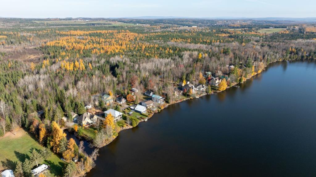 Une vie rêvée au bord de l'eau vous attend dans cet accueillant cottage riverain