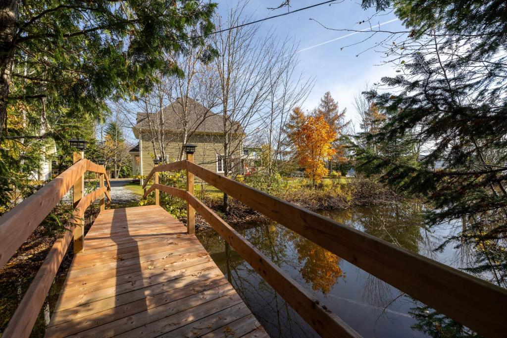 Une vie rêvée au bord de l'eau vous attend dans cet accueillant cottage riverain