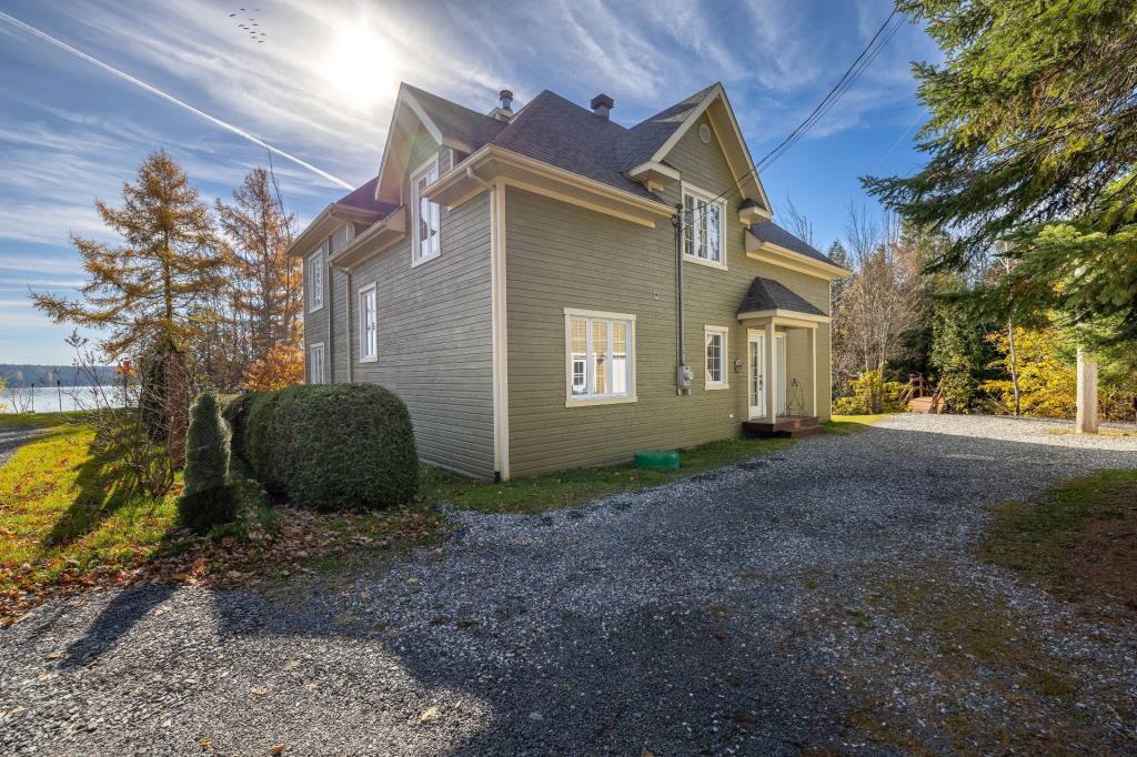 Une vie rêvée au bord de l'eau vous attend dans cet accueillant cottage riverain