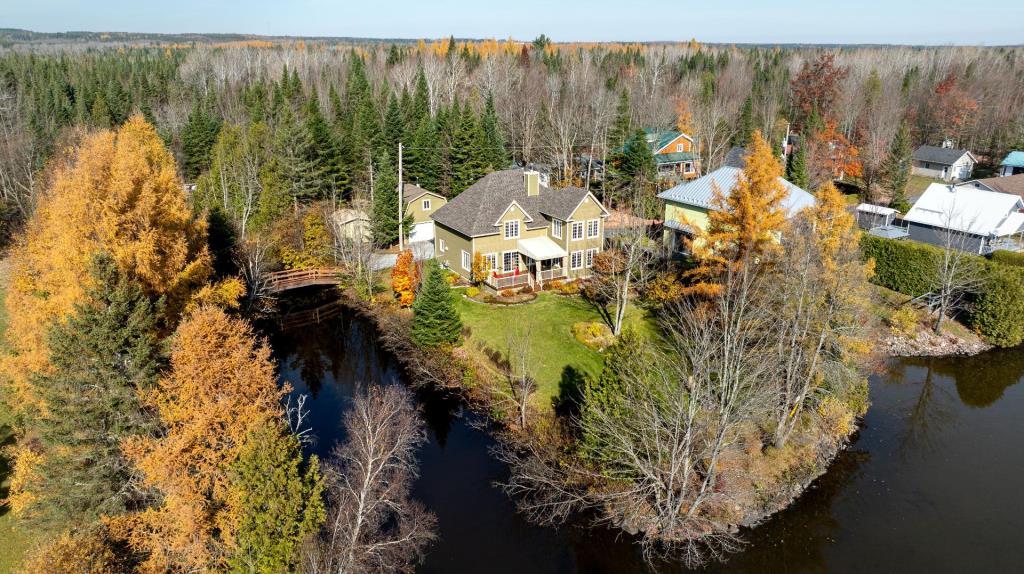 Une vie rêvée au bord de l'eau vous attend dans cet accueillant cottage riverain