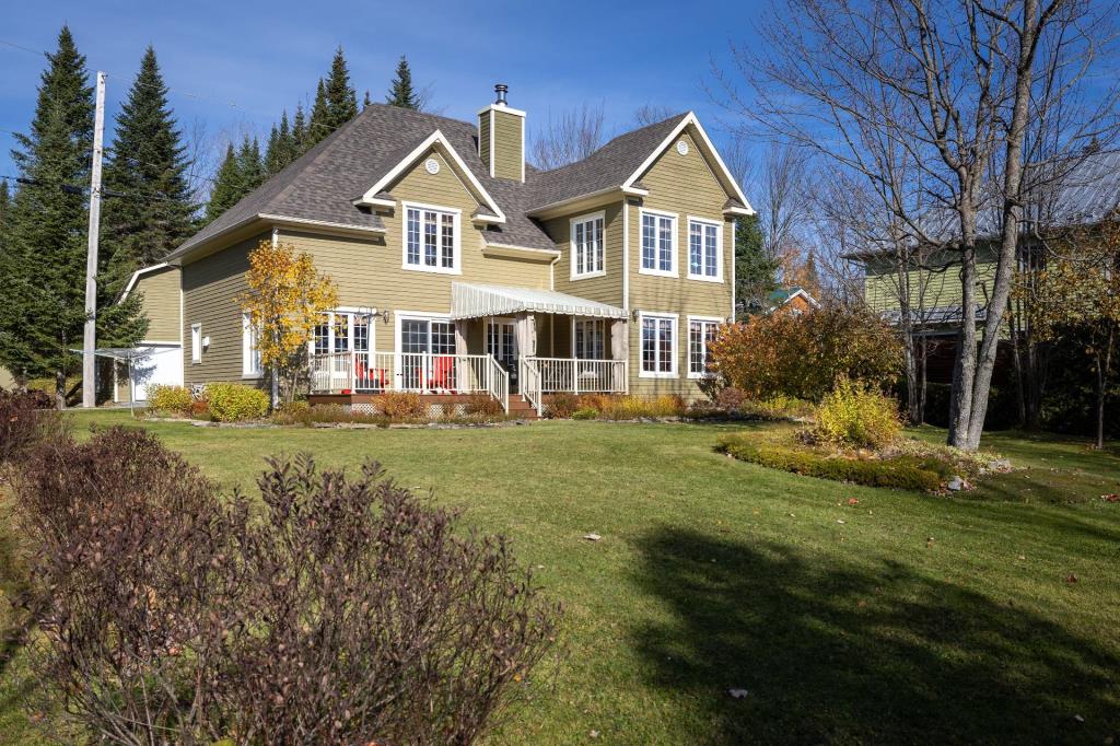 Une vie rêvée au bord de l'eau vous attend dans cet accueillant cottage riverain