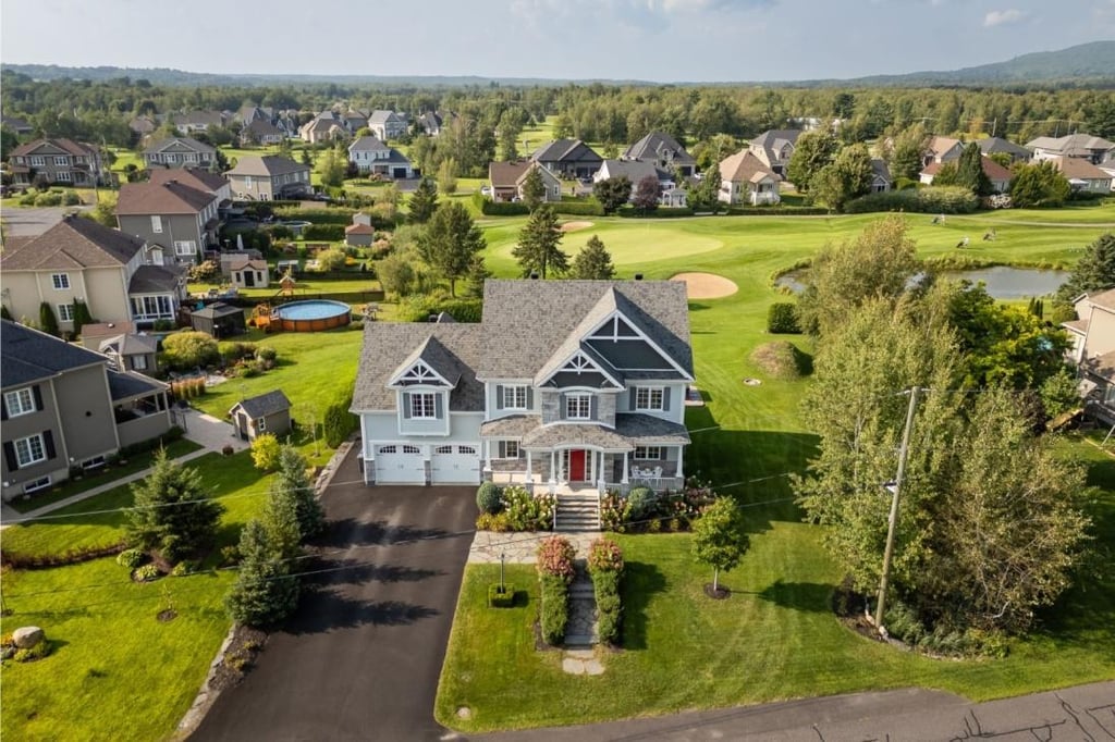 Somptueuse demeure située aux abords du golf de Bromont