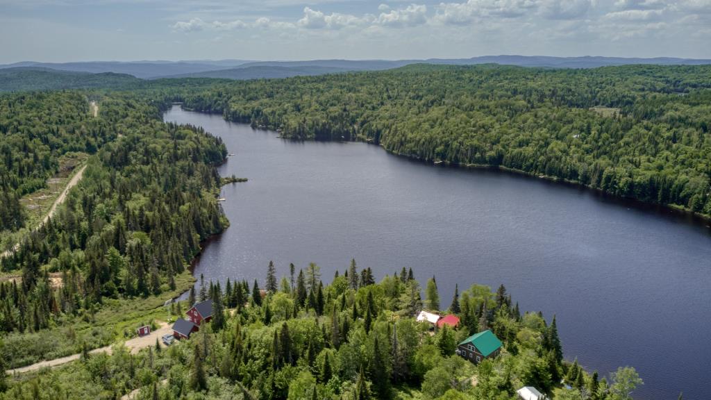 Sérénité et plaisirs nautiques vous attendent dans ce havre de paix au bord d'un lac