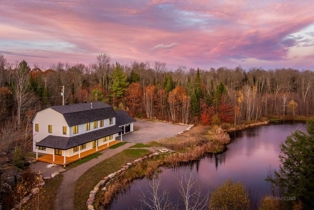 Profitez de la tranquillité de la nature et d'un lac privé dans cette oasis de 17,5 acres