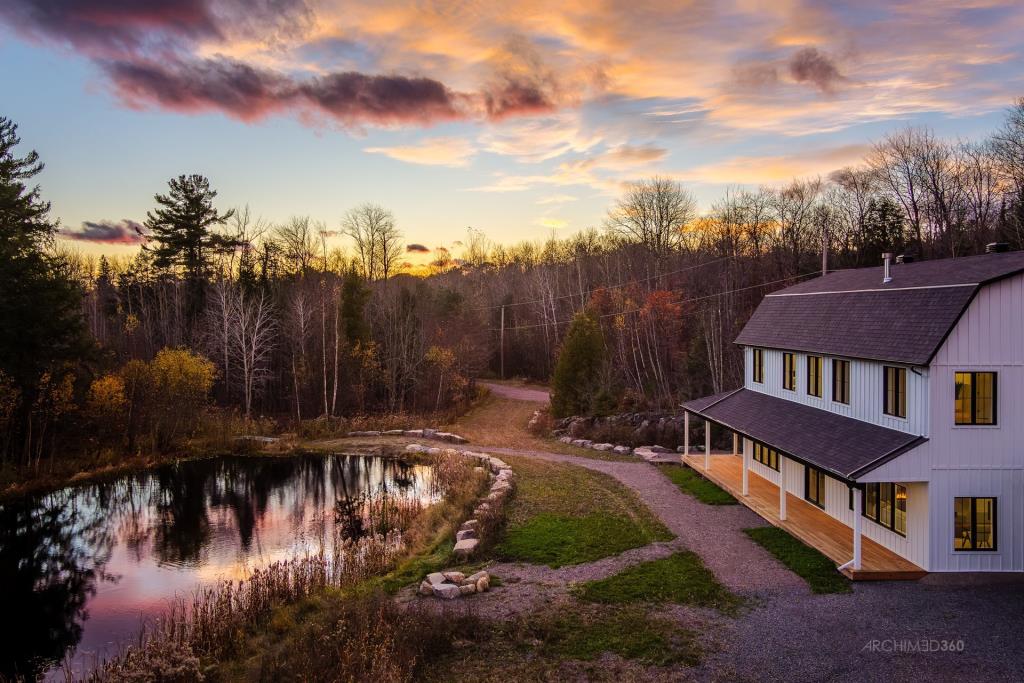 Profitez de la tranquillité de la nature et d'un lac privé dans cette oasis de 17,5 acres