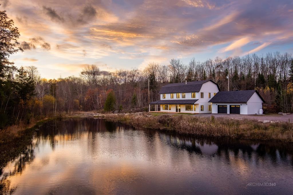 Profitez de la tranquillité de la nature et d'un lac privé dans cette oasis de 17,5 acres