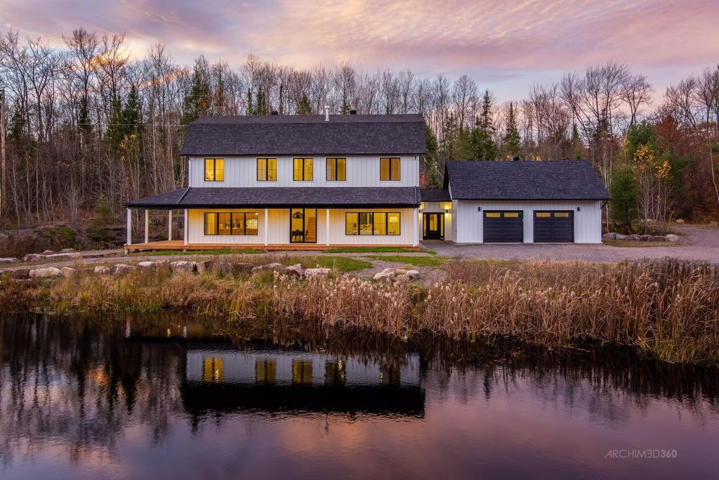 Profitez de la tranquillité de la nature et d'un lac privé dans cette oasis de 17,5 acres