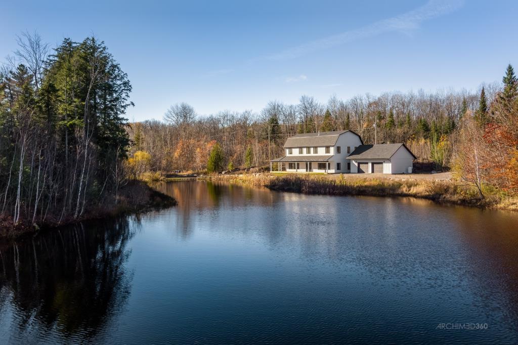 Profitez de la tranquillité de la nature et d'un lac privé dans cette oasis de 17,5 acres