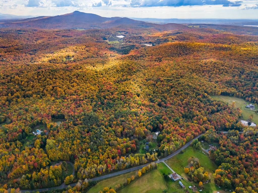 Fabuleuse construction parfaitement intégrée à un paradis écologique de 55 acres 